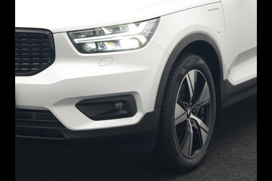 Volvo XC40 T5 Recharge R-Design Polestar Engineered Plug In Hybrid PHEV | Trekhaak Af Fabriek | Panodak | Camera | Harman / Kardon | Alcantara Sportstoelen & Stuur Verwarmd | Apple Carplay | 19"L.M | Navigatie | DAB |