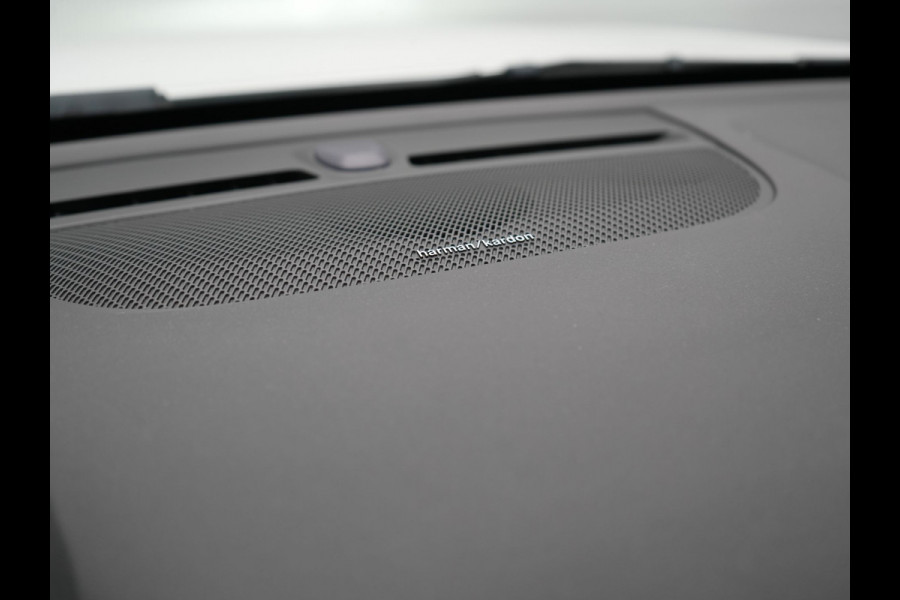 Volvo XC40 T5 Recharge R-Design Polestar Engineered Plug In Hybrid PHEV | Trekhaak Af Fabriek | Panodak | Camera | Harman / Kardon | Alcantara Sportstoelen & Stuur Verwarmd | Apple Carplay | 19"L.M | Navigatie | DAB |