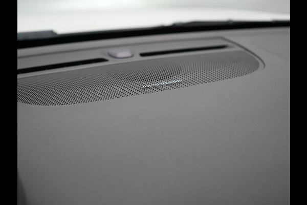Volvo XC40 T5 Recharge R-Design Polestar Engineered Plug In Hybrid PHEV | Trekhaak Af Fabriek | Panodak | Camera | Harman / Kardon | Alcantara Sportstoelen & Stuur Verwarmd | Apple Carplay | 19"L.M | Navigatie | DAB |