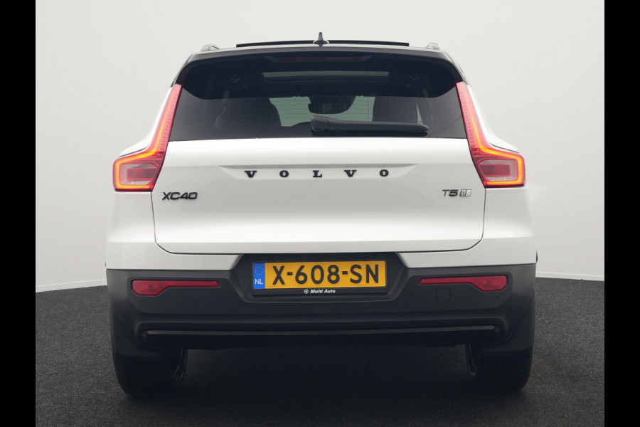 Volvo XC40 T5 Recharge R-Design Polestar Engineered Plug In Hybrid PHEV | Trekhaak Af Fabriek | Panodak | Camera | Harman / Kardon | Alcantara Sportstoelen & Stuur Verwarmd | Apple Carplay | 19"L.M | Navigatie | DAB |