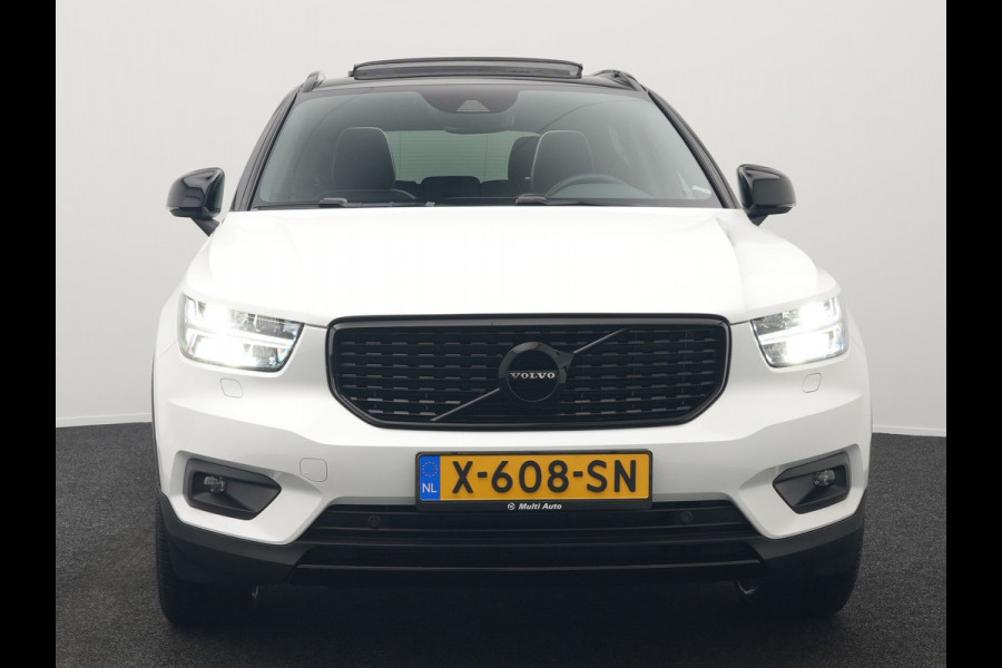 Volvo XC40 T5 Recharge R-Design Polestar Engineered Plug In Hybrid PHEV | Trekhaak Af Fabriek | Panodak | Camera | Harman / Kardon | Alcantara Sportstoelen & Stuur Verwarmd | Apple Carplay | 19"L.M | Navigatie | DAB |