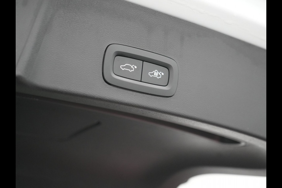 Volvo XC40 T5 Recharge R-Design Polestar Engineered Plug In Hybrid PHEV | Trekhaak Af Fabriek | Panodak | Camera | Harman / Kardon | Alcantara Sportstoelen & Stuur Verwarmd | Apple Carplay | 19"L.M | Navigatie | DAB |