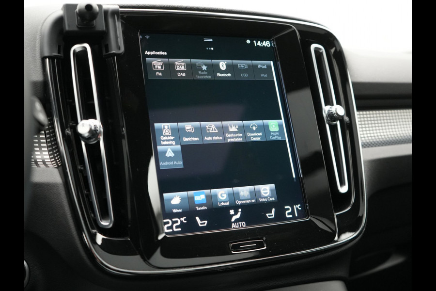 Volvo XC40 T5 Recharge R-Design Polestar Engineered Plug In Hybrid PHEV | Trekhaak Af Fabriek | Panodak | Camera | Harman / Kardon | Alcantara Sportstoelen & Stuur Verwarmd | Apple Carplay | 19"L.M | Navigatie | DAB |