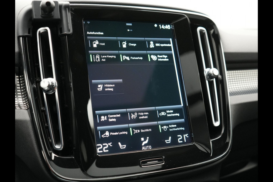 Volvo XC40 T5 Recharge R-Design Polestar Engineered Plug In Hybrid PHEV | Trekhaak Af Fabriek | Panodak | Camera | Harman / Kardon | Alcantara Sportstoelen & Stuur Verwarmd | Apple Carplay | 19"L.M | Navigatie | DAB |