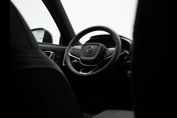 Volvo XC40 T5 Recharge R-Design Polestar Engineered Plug In Hybrid PHEV | Trekhaak Af Fabriek | Panodak | Camera | Harman / Kardon | Alcantara Sportstoelen & Stuur Verwarmd | Apple Carplay | 19"L.M | Navigatie | DAB |