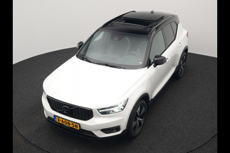 Volvo XC40 T5 Recharge R-Design Polestar Engineered Plug In Hybrid PHEV | Trekhaak Af Fabriek | Panodak | Camera | Harman / Kardon | Alcantara Sportstoelen & Stuur Verwarmd | Apple Carplay | 19"L.M | Navigatie | DAB |