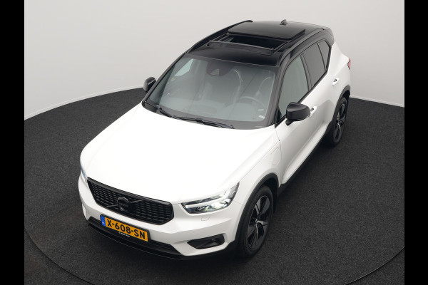 Volvo XC40 T5 Recharge R-Design Polestar Engineered Plug In Hybrid PHEV | Trekhaak Af Fabriek | Panodak | Camera | Harman / Kardon | Alcantara Sportstoelen & Stuur Verwarmd | Apple Carplay | 19"L.M | Navigatie | DAB |