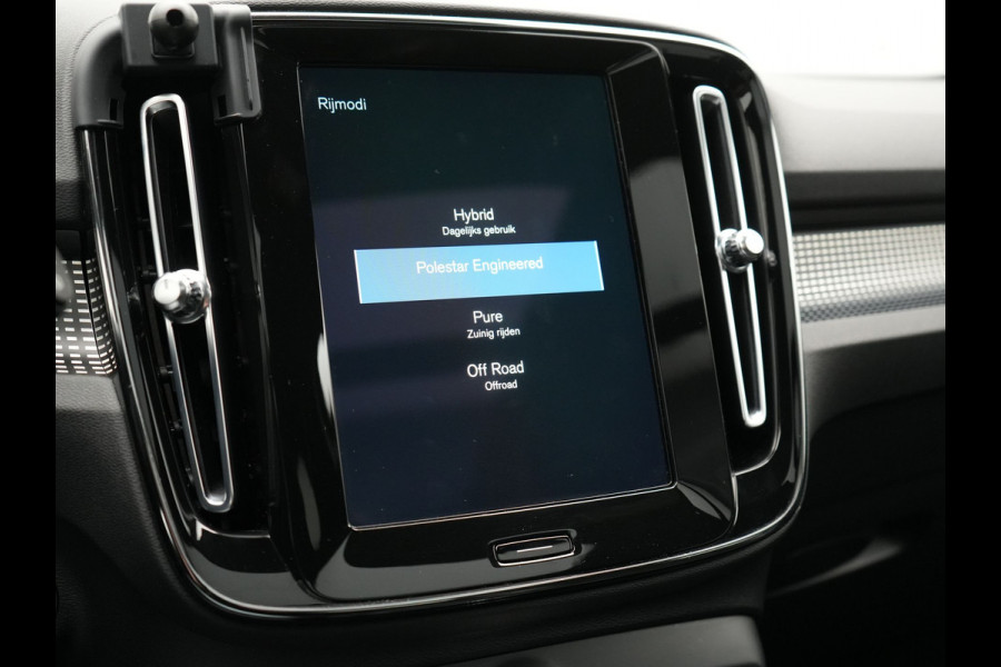 Volvo XC40 T5 Recharge R-Design Polestar Engineered Plug In Hybrid PHEV | Trekhaak Af Fabriek | Panodak | Camera | Harman / Kardon | Alcantara Sportstoelen & Stuur Verwarmd | Apple Carplay | 19"L.M | Navigatie | DAB |