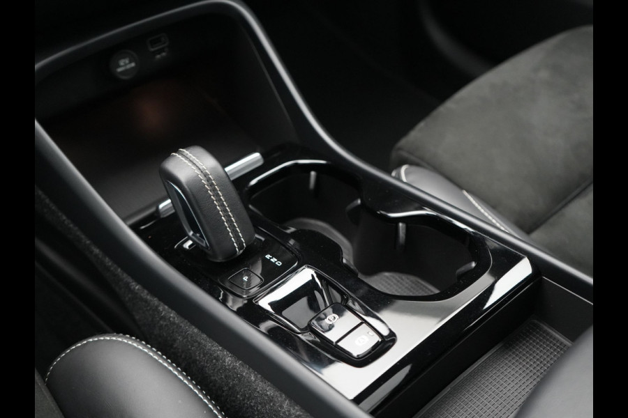 Volvo XC40 T5 Recharge R-Design Polestar Engineered Plug In Hybrid PHEV | Trekhaak Af Fabriek | Panodak | Camera | Harman / Kardon | Alcantara Sportstoelen & Stuur Verwarmd | Apple Carplay | 19"L.M | Navigatie | DAB |