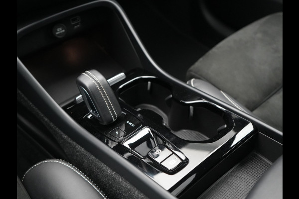 Volvo XC40 T5 Recharge R-Design Polestar Engineered Plug In Hybrid PHEV | Trekhaak Af Fabriek | Panodak | Camera | Harman / Kardon | Alcantara Sportstoelen & Stuur Verwarmd | Apple Carplay | 19"L.M | Navigatie | DAB |