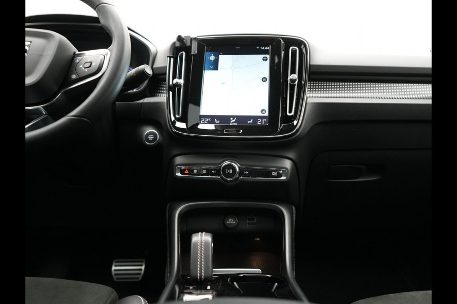 Volvo XC40 T5 Recharge R-Design Polestar Engineered Plug In Hybrid PHEV | Trekhaak Af Fabriek | Panodak | Camera | Harman / Kardon | Alcantara Sportstoelen & Stuur Verwarmd | Apple Carplay | 19"L.M | Navigatie | DAB |