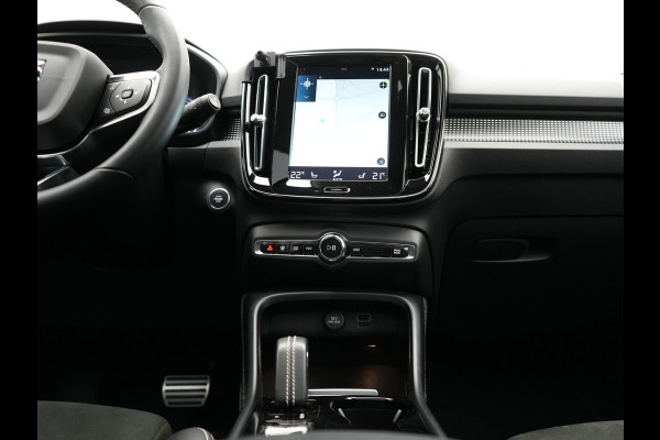 Volvo XC40 T5 Recharge R-Design Polestar Engineered Plug In Hybrid PHEV | Trekhaak Af Fabriek | Panodak | Camera | Harman / Kardon | Alcantara Sportstoelen & Stuur Verwarmd | Apple Carplay | 19"L.M | Navigatie | DAB |