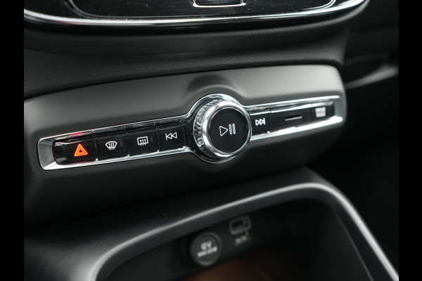 Volvo XC40 T5 Recharge R-Design Polestar Engineered Plug In Hybrid PHEV | Trekhaak Af Fabriek | Panodak | Camera | Harman / Kardon | Alcantara Sportstoelen & Stuur Verwarmd | Apple Carplay | 19"L.M | Navigatie | DAB |