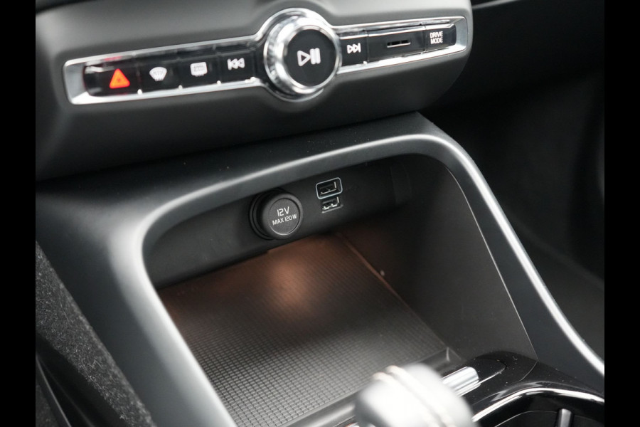 Volvo XC40 T5 Recharge R-Design Polestar Engineered Plug In Hybrid PHEV | Trekhaak Af Fabriek | Panodak | Camera | Harman / Kardon | Alcantara Sportstoelen & Stuur Verwarmd | Apple Carplay | 19"L.M | Navigatie | DAB |
