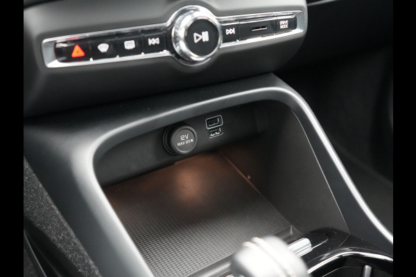Volvo XC40 T5 Recharge R-Design Polestar Engineered Plug In Hybrid PHEV | Trekhaak Af Fabriek | Panodak | Camera | Harman / Kardon | Alcantara Sportstoelen & Stuur Verwarmd | Apple Carplay | 19"L.M | Navigatie | DAB |