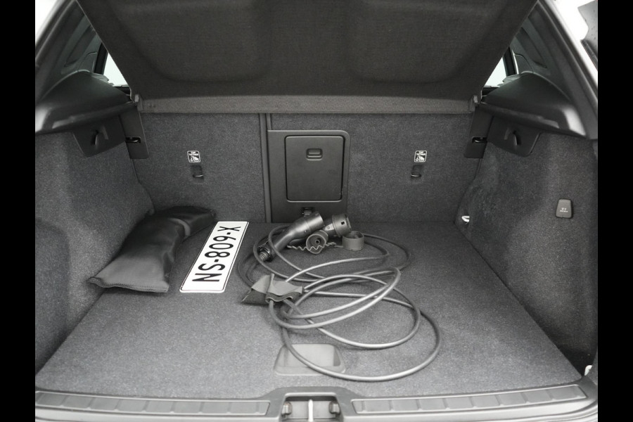 Volvo XC40 T5 Recharge R-Design Polestar Engineered Plug In Hybrid PHEV | Trekhaak Af Fabriek | Panodak | Camera | Harman / Kardon | Alcantara Sportstoelen & Stuur Verwarmd | Apple Carplay | 19"L.M | Navigatie | DAB |