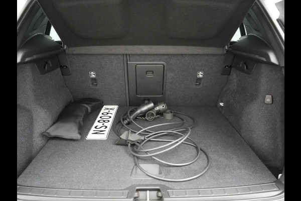 Volvo XC40 T5 Recharge R-Design Polestar Engineered Plug In Hybrid PHEV | Trekhaak Af Fabriek | Panodak | Camera | Harman / Kardon | Alcantara Sportstoelen & Stuur Verwarmd | Apple Carplay | 19"L.M | Navigatie | DAB |