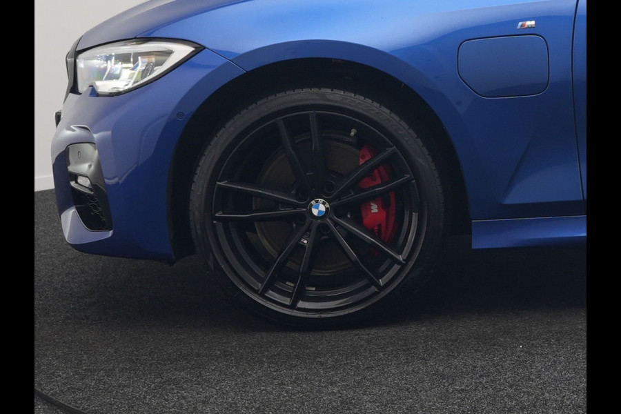 BMW 3 Serie Touring 330e M Sport Plug In Hybrid 293pk Dealer O.H. PHEV | Panodak | Head Up | 360 Camera | Adaptive Cruise | Harman & Kardon | Nappa Lederen Sportstoelen Memory & Verwarmd | Adaptief Onderstel | Laser LED | Apple Carplay | Sfeerverlichting |
