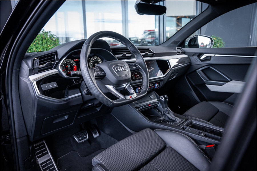 Audi Q3 Sportback 35 TFSI S Edition Competition - Panorama | Sonos | Carbon | Elek. Trekhaak | 360 Camera