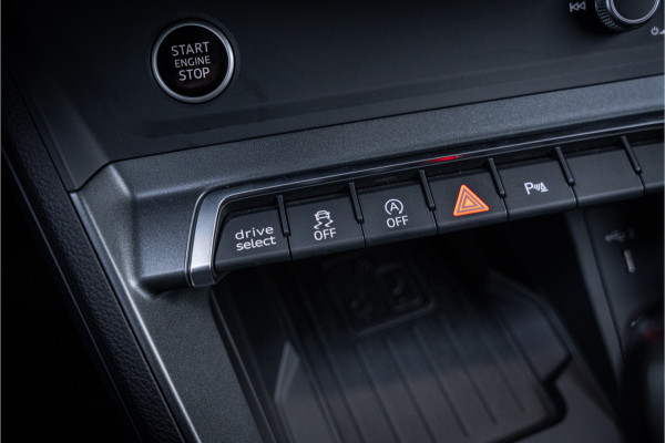 Audi Q3 Sportback 35 TFSI S Edition Competition - Panorama | Sonos | Carbon | Elek. Trekhaak | 360 Camera