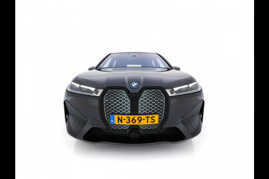 BMW iX xDrive40 High Executive 77 kWh (SOH-100%) AUT. *PANO | HEAD-UP | HARMAN/KARDON | SOFT-CLOSE | DAB+ | DIGI-COCKPIT | HEATED-COMFORTSEATS | FULL-LED | CARPLAY | ...