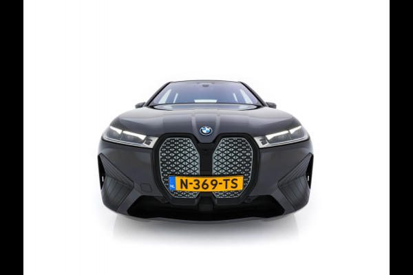 BMW iX xDrive40 High Executive 77 kWh (SOH-100%) AUT. *PANO | HEAD-UP | HARMAN/KARDON | SOFT-CLOSE | DAB+ | DIGI-COCKPIT | HEATED-COMFORTSEATS | FULL-LED | CARPLAY | ...