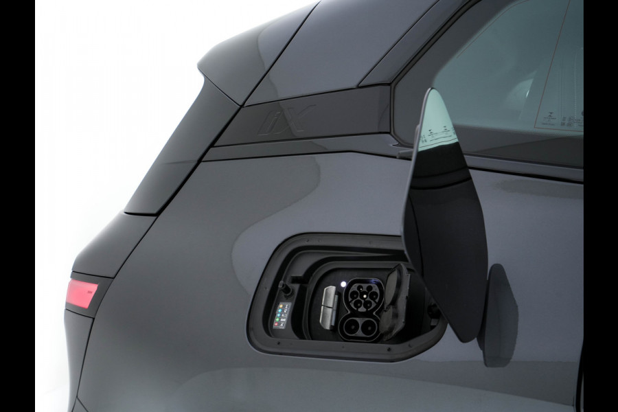 BMW iX xDrive40 High Executive 77 kWh (SOH-100%) AUT. *PANO | HEAD-UP | HARMAN/KARDON | SOFT-CLOSE | DAB+ | DIGI-COCKPIT | HEATED-COMFORTSEATS | FULL-LED | CARPLAY | ...