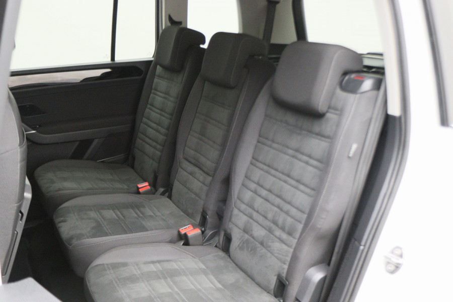 Volkswagen Touran 1.4 TSI DSG Highline Edition R-Line 7p Climate, ACC, Stuur/Stoel Verwarming, Apple Carplay, LED, Trekhaak, 18''