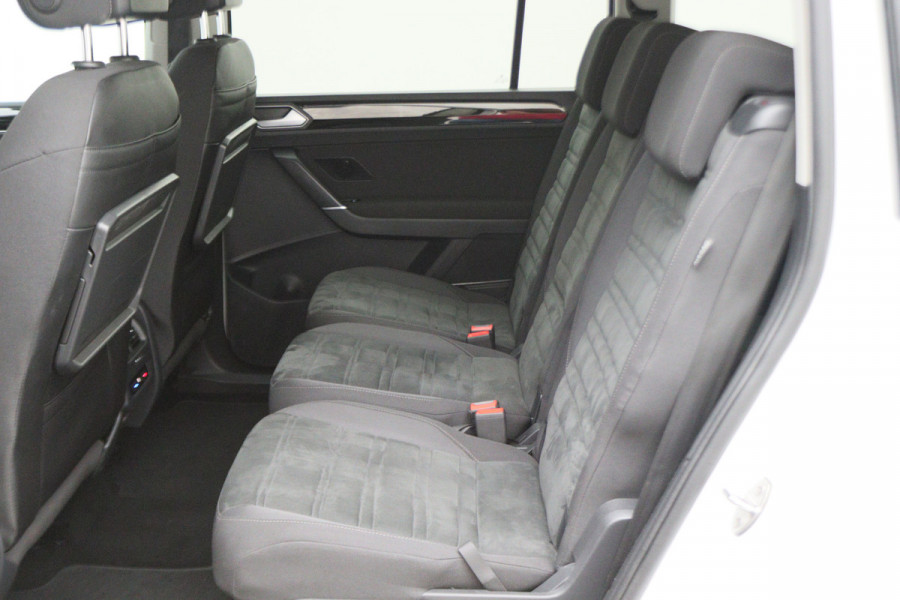 Volkswagen Touran 1.4 TSI DSG Highline Edition R-Line 7p Climate, ACC, Stuur/Stoel Verwarming, Apple Carplay, LED, Trekhaak, 18''