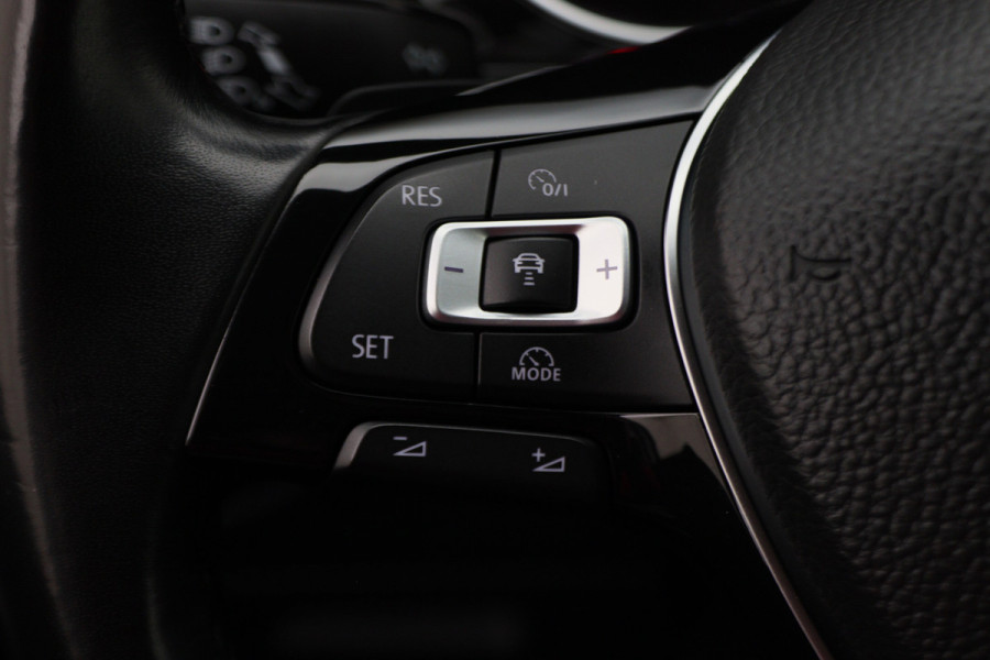 Volkswagen Touran 1.4 TSI DSG Highline Edition R-Line 7p Climate, ACC, Stuur/Stoel Verwarming, Apple Carplay, LED, Trekhaak, 18''