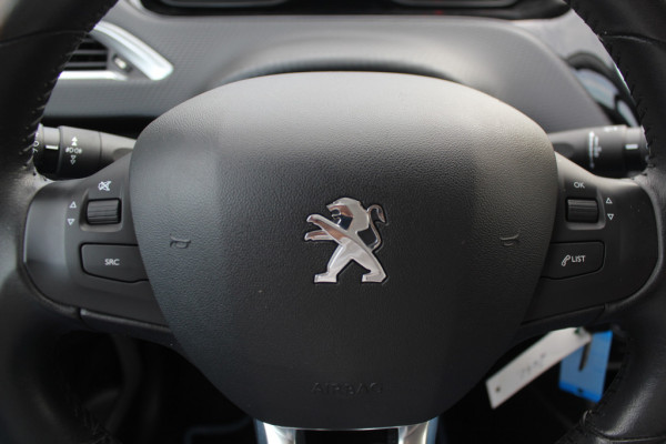 Peugeot 208 1.2 PureTech Signature Navigatie / Parkeerhulp achter / 16'' / DAB / Bluetooth / Cruise Control