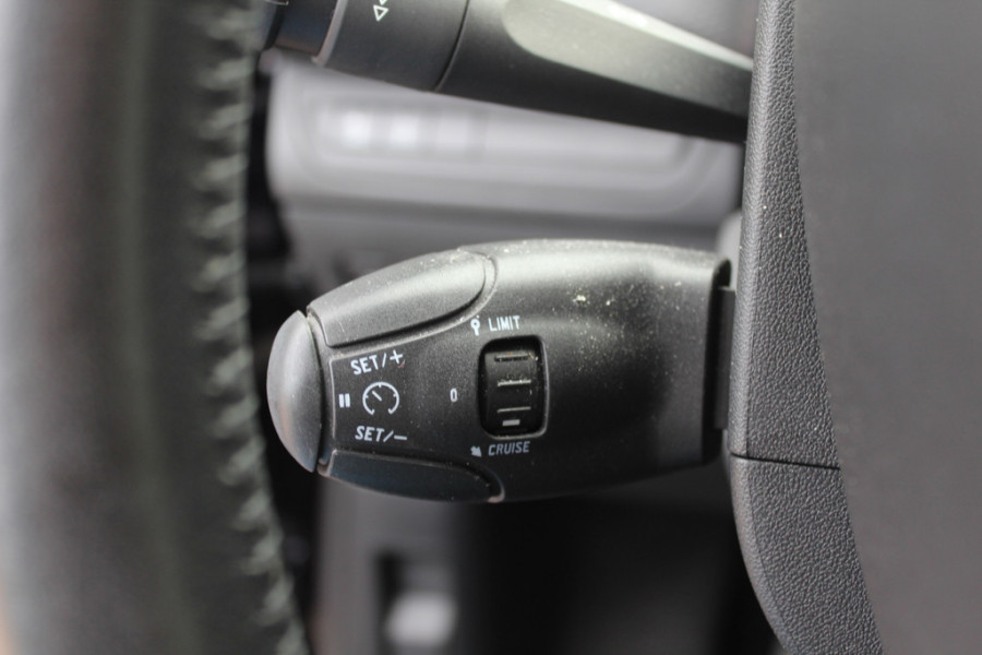 Peugeot 208 1.2 PureTech Signature Navigatie / Parkeerhulp achter / 16'' / DAB / Bluetooth / Cruise Control