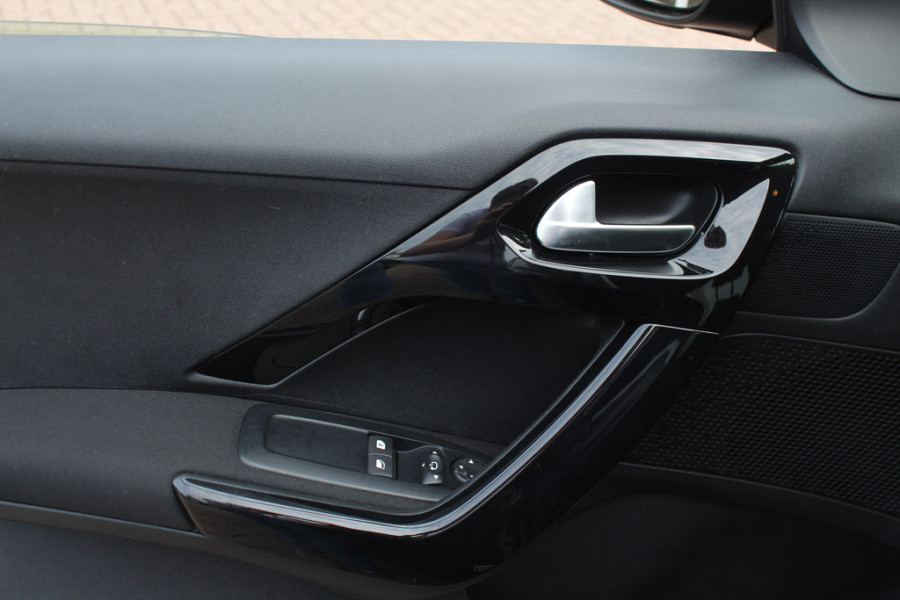 Peugeot 208 1.2 PureTech Signature Navigatie / Parkeerhulp achter / 16'' / DAB / Bluetooth / Cruise Control