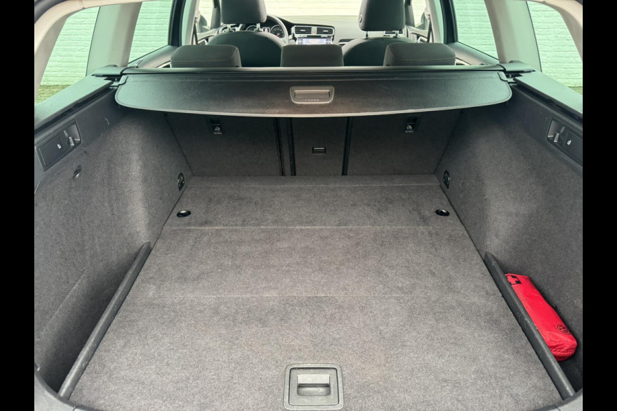 Volkswagen Golf Variant 1.5 TSI Highline R-line Adaptive cruise Climate Pano Navi Stoelverwarming Apple / Android Parkeersensoren