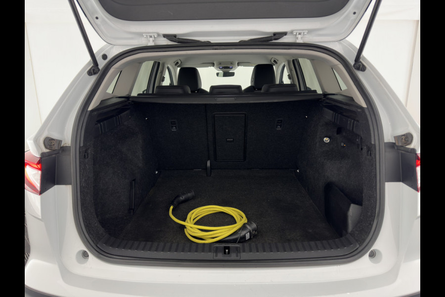 Škoda ENYAQ iV 80 {SOH-90%} [ 3-Fase ] (INCL-BTW) *LEATHER-FABRIC | FULL-LED | DIGI-COCKPIT | CAMERA | KEYLESS | NAVI-FULLMAP | AMBIENT-LIGHT | ECC | HEATED-COMFORTSEATS | DAB+ | PDC | CRUISE | CARPLAY | TOWBAR | 19"ALU*