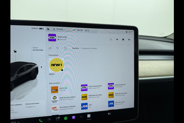 Tesla Model Y RWD LFP-Accu SOH 97% Lmv 20" Warmtepomp Adap.Cruise Navi Ecc Camera's Panoramadak Autopilot Stoel+Stuur+Achterbank Verwarming Elek.Achterklep Dodehoek detector Draadloze telefoonlader Origineel Nederlandse Auto