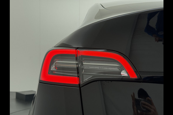 Tesla Model Y RWD LFP-Accu SOH 97% Lmv 20" Warmtepomp Adap.Cruise Navi Ecc Camera's Panoramadak Autopilot Stoel+Stuur+Achterbank Verwarming Elek.Achterklep Dodehoek detector Draadloze telefoonlader Origineel Nederlandse Auto