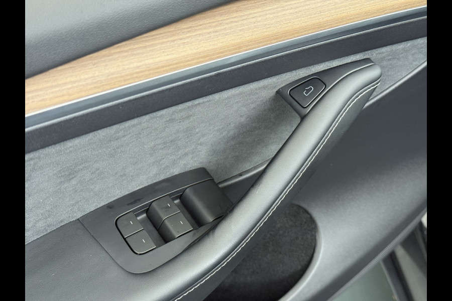 Tesla Model Y RWD LFP-Accu SOH 97% Lmv 20" Warmtepomp Adap.Cruise Navi Ecc Camera's Panoramadak Autopilot Stoel+Stuur+Achterbank Verwarming Elek.Achterklep Dodehoek detector Draadloze telefoonlader Origineel Nederlandse Auto