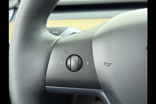 Tesla Model Y RWD LFP-Accu SOH 97% Lmv 20" Warmtepomp Adap.Cruise Navi Ecc Camera's Panoramadak Autopilot Stoel+Stuur+Achterbank Verwarming Elek.Achterklep Dodehoek detector Draadloze telefoonlader Origineel Nederlandse Auto