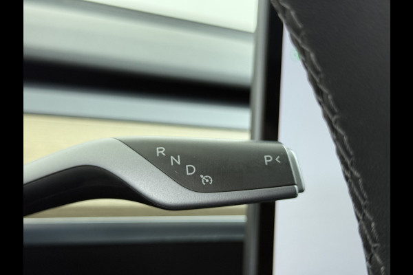 Tesla Model Y RWD LFP-Accu SOH 97% Lmv 20" Warmtepomp Adap.Cruise Navi Ecc Camera's Panoramadak Autopilot Stoel+Stuur+Achterbank Verwarming Elek.Achterklep Dodehoek detector Draadloze telefoonlader Origineel Nederlandse Auto