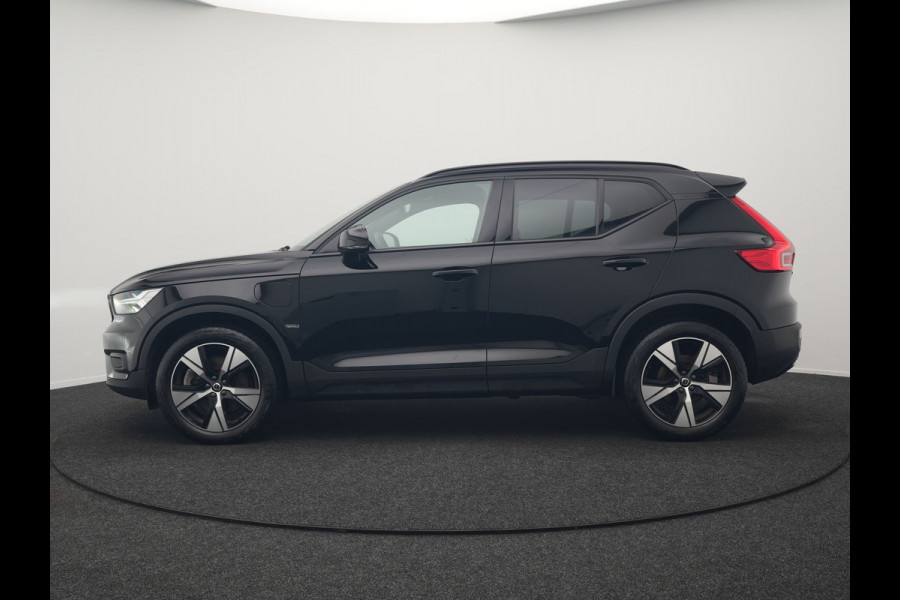 Volvo XC40 T4 Recharge R-Design Plug In Hybrid 211pk Dealer O.H. PHEV | Camera | Keyless | Lederen Sportstoelen Memory & Verwarmd | Apple Carplay | Stuur Verwarmd | Cruise Control | Navigatie | Virtual | DAB | 19"L.M |