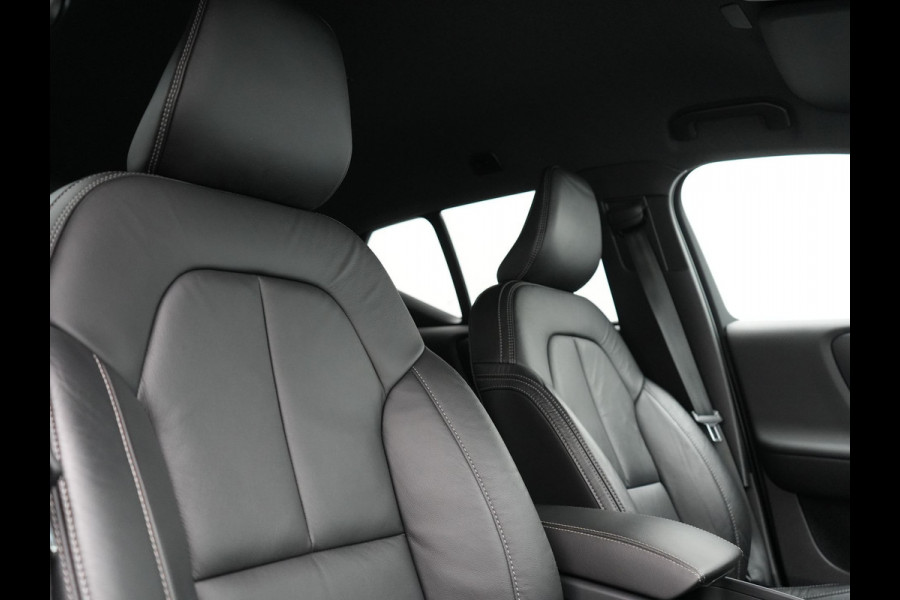 Volvo XC40 T4 Recharge R-Design Plug In Hybrid 211pk Dealer O.H. PHEV | Camera | Keyless | Lederen Sportstoelen Memory & Verwarmd | Apple Carplay | Stuur Verwarmd | Cruise Control | Navigatie | Virtual | DAB | 19"L.M |