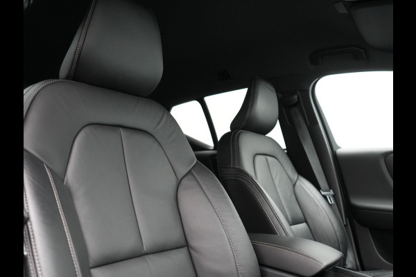 Volvo XC40 T4 Recharge R-Design Plug In Hybrid 211pk Dealer O.H. PHEV | Camera | Keyless | Lederen Sportstoelen Memory & Verwarmd | Apple Carplay | Stuur Verwarmd | Cruise Control | Navigatie | Virtual | DAB | 19"L.M |