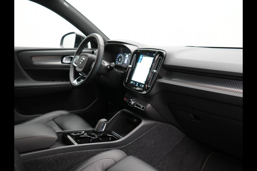 Volvo XC40 T4 Recharge R-Design Plug In Hybrid 211pk Dealer O.H. PHEV | Camera | Keyless | Lederen Sportstoelen Memory & Verwarmd | Apple Carplay | Stuur Verwarmd | Cruise Control | Navigatie | Virtual | DAB | 19"L.M |