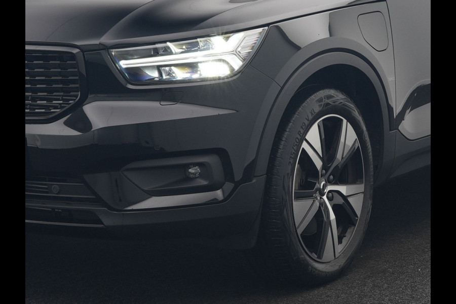 Volvo XC40 T4 Recharge R-Design Plug In Hybrid 211pk Dealer O.H. PHEV | Camera | Keyless | Lederen Sportstoelen Memory & Verwarmd | Apple Carplay | Stuur Verwarmd | Cruise Control | Navigatie | Virtual | DAB | 19"L.M |