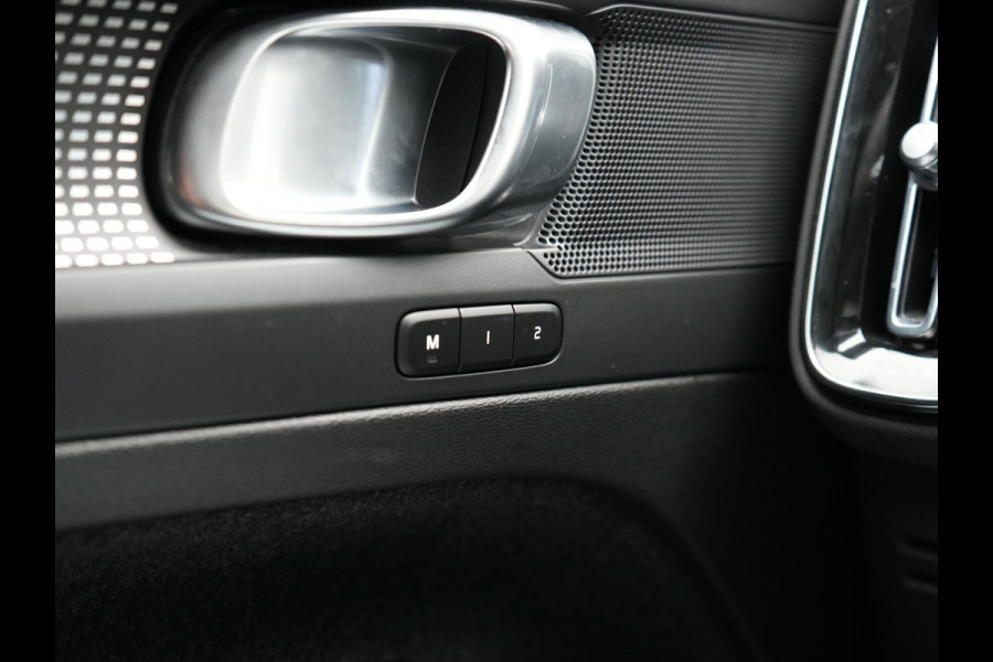 Volvo XC40 T4 Recharge R-Design Plug In Hybrid 211pk Dealer O.H. PHEV | Camera | Keyless | Lederen Sportstoelen Memory & Verwarmd | Apple Carplay | Stuur Verwarmd | Cruise Control | Navigatie | Virtual | DAB | 19"L.M |