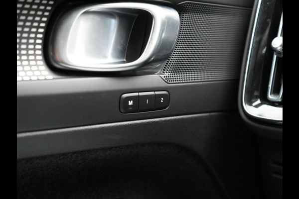 Volvo XC40 T4 Recharge R-Design Plug In Hybrid 211pk Dealer O.H. PHEV | Camera | Keyless | Lederen Sportstoelen Memory & Verwarmd | Apple Carplay | Stuur Verwarmd | Cruise Control | Navigatie | Virtual | DAB | 19"L.M |