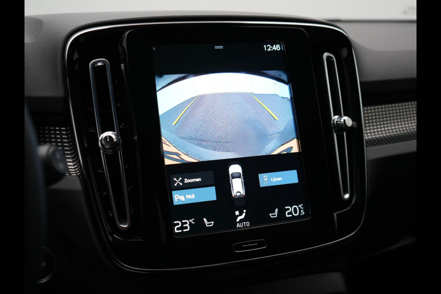 Volvo XC40 T4 Recharge R-Design Plug In Hybrid 211pk Dealer O.H. PHEV | Camera | Keyless | Lederen Sportstoelen Memory & Verwarmd | Apple Carplay | Stuur Verwarmd | Cruise Control | Navigatie | Virtual | DAB | 19"L.M |