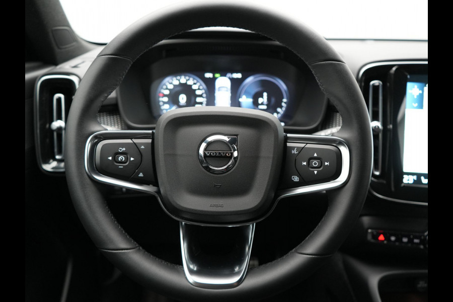 Volvo XC40 T4 Recharge R-Design Plug In Hybrid 211pk Dealer O.H. PHEV | Camera | Keyless | Lederen Sportstoelen Memory & Verwarmd | Apple Carplay | Stuur Verwarmd | Cruise Control | Navigatie | Virtual | DAB | 19"L.M |