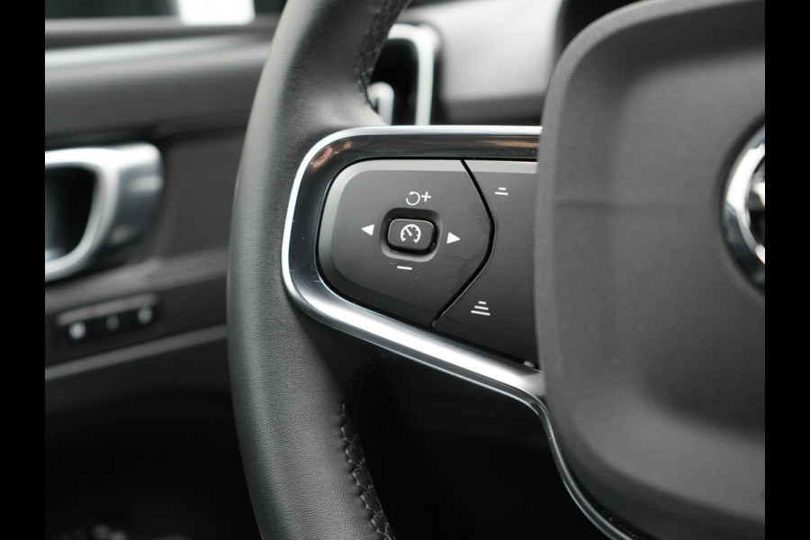 Volvo XC40 T4 Recharge R-Design Plug In Hybrid 211pk Dealer O.H. PHEV | Camera | Keyless | Lederen Sportstoelen Memory & Verwarmd | Apple Carplay | Stuur Verwarmd | Cruise Control | Navigatie | Virtual | DAB | 19"L.M |